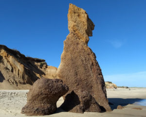 large rock formations on beach in chilmark massachusetts_chilmark ma_chilmark tourism_cape cod tourism
